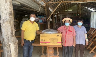 "นายกเคี้ยง" มอบหม้อหุงข้าวไฟฟ้าขนาด 10 ลิตร  พร้อมเครื่องครัวเครื่องใช้ครัวเรือนให้กลุ่มแม่บ้านบ้านหนองบัว