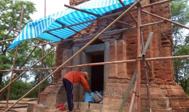 บูรณะเสาประตูรองรับทับหลังปราสาทเขาโล้น