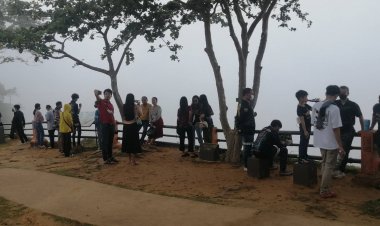 วันหยุดยาว อากาศแจ่มใสไร้ฝน ประชาชน นักท่องเที่ยว แห่เที่ยวสัมผัส"หมอกบาง"ผามออีแดง " ในอุทยานแห่งชาติเขาพระวิหาร ครึ่งพันคน  (ชมคลิป)