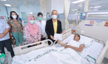 รองแม่ทัพภาคที่ 4 เยี่ยมให้กำลังใจเจ้าหน้าที่ ที่ได้รับบาดเจ็บจากเหตุคนร้ายซุ่มยิงที่เจาะไอร้อง