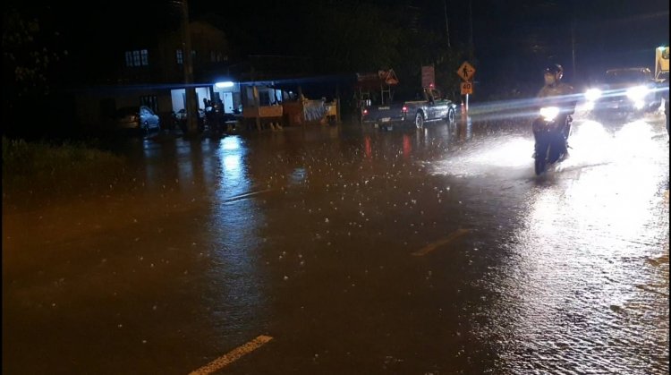 มาตานัด!ฝนตกหนักน้ำท่วมผิวถนนพิมาย-ชุมพวงฉับพลันรถยนต์สัญจรลำบาก