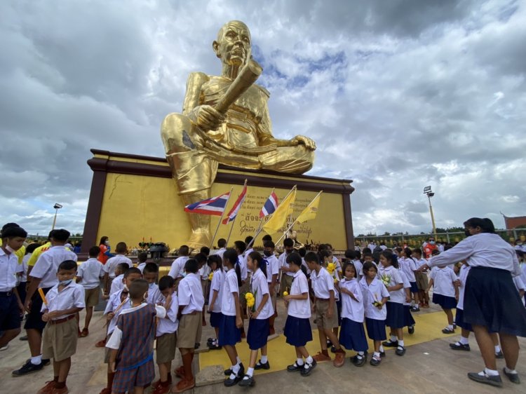 ชาววังน้ำเขียวแห่เทียนพรรษารอบหลวงพ่อคูณองค์ใหญ่ที่สุดในโลก (ชมคลิป)