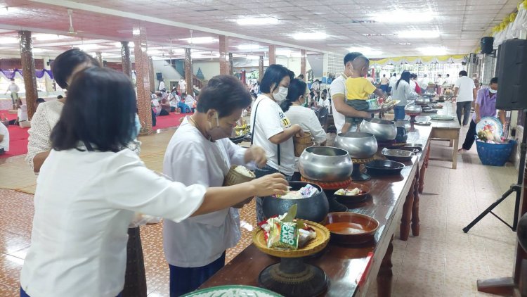 ชาวอำนาจแห่ทำบุญที่วัดพระอารามหลวงเนืองแน่น เนื่องในวันอาสาฬหบูชา