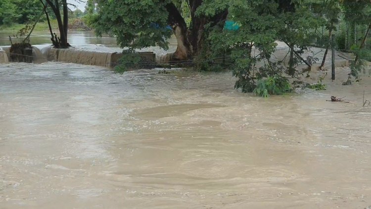 ฝนถล่มบัวใหญ่มวลน้ำไหลเชี่ยวซัดถนนตัดขาด-ท่วมบ้านเรือนปชช.ต้องอพยพสิ่งของไว้ที่สูง