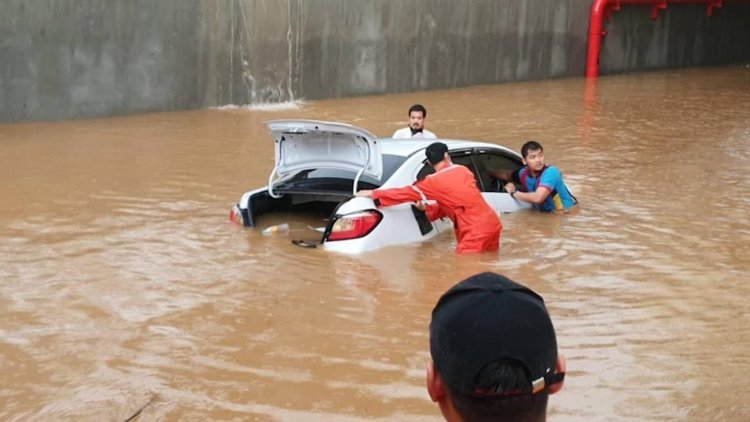 ระทึก!ฝนถล่มขอนแก่นท่วมลานจอดรถสนามบิน เก๋งจมมิดแม่ลูกหวุดหวิดดับคารถ