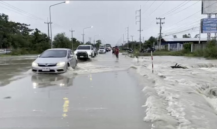 ฝนถล่มเมืองโคราชหนักสุดรอบ 10 ปีน้ำป่าทะลักท่วมถนนทางหลวงบัวใหญ่-ชัยภูมิ