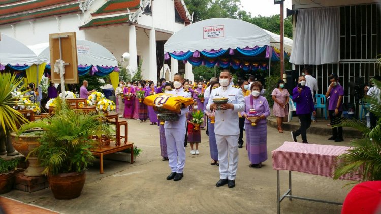 ชาวบ้านแห่เทียนพรรษาวนรอบตลาดเมืองชัยนาท-ห่มผ้าพระบรมธาตุเจดีย์