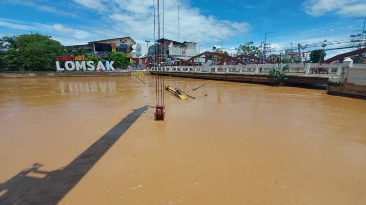 ฝนถล่มหนักแม่น้ำป่าสักเพิ่มระดับรวดเร็วทะลักท่วมหล่มสัก-อพยพวุ่นกลางดึก