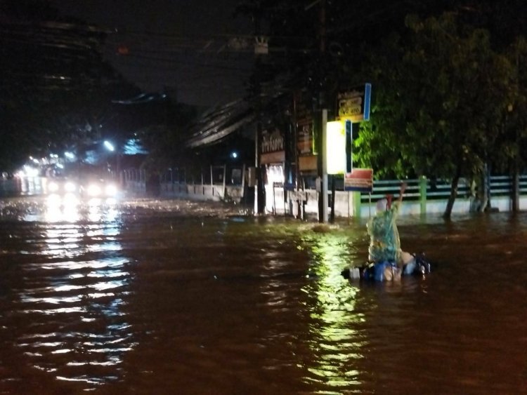 ฝนตกหนักอำนาจเจริญท่วมฉับพลัน รถยนต์สัญจรไปมาลำบาก ชาวบ้านเดือดร้อนหนัก