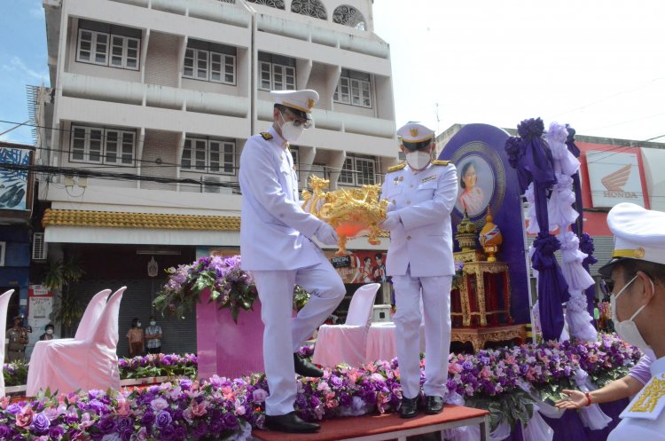 แห่ส่องเลขเด็ดอาจารย์แห้ว หมอดูเทวดาคนดัง ในพิธีอัญเชิญกระถางธูปพระราชทานที่โคราช