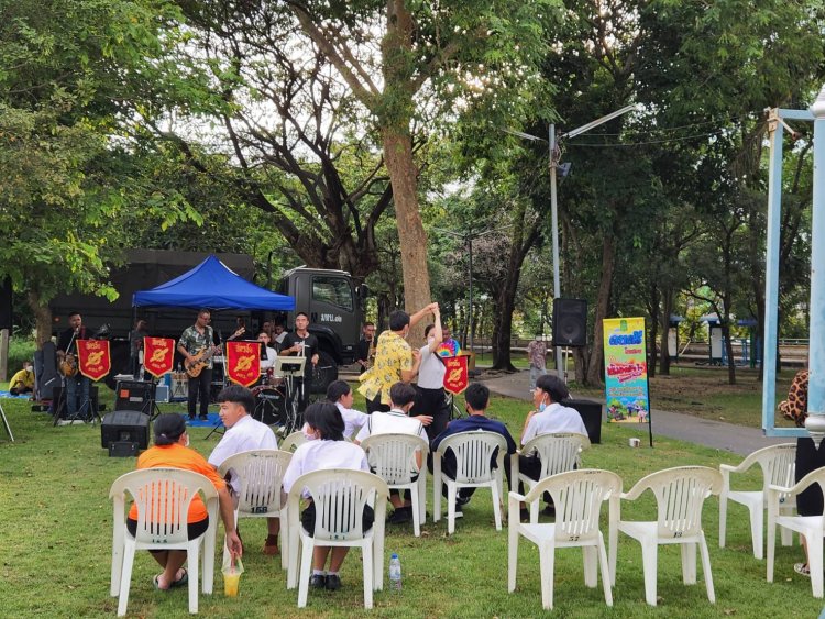 ทหารปราจีนบุรีจัดแสดงดนตรีในสวนเติมพลังใจให้คนปราจีนฯผ่อนคลายหลังโควิด-19