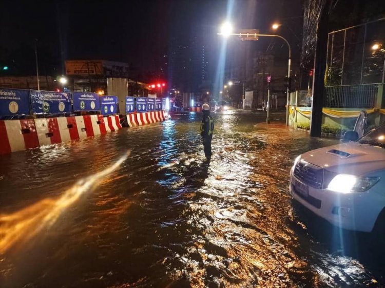 ฝนถล่มเมืองกรุงน้ำท่วมฉับพลัน...ห้ามโทษผู้ว่าฯกทม.ให้โทษพระอินทร์