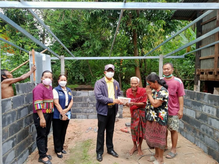 นอภ.โพธิ์ศรีสุวรรณนำคณะลงพื้นตรวจก่อนสร้างบ้านคนจน-มอบสิ่งของช่วยเหลือบรรเทาเดือดร้อนเบื้องต้น