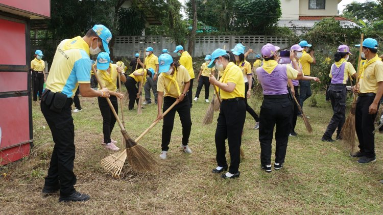 จังหวัดศรีสะเกษนำพลังจิตอาสาร่วมพัฒนาปรับภูมิทัศน์เฉลิมพระเกียรติ พระบาทสมเด็จพระเจ้าอยู่หัว เนื่องในโอกาสวันเฉลิมพระชนมพรรษา