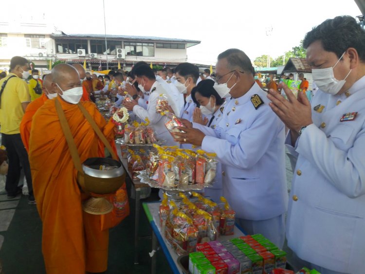 นอภ.ภูเขียวนำหัวส่วนราชการทำบุญตักบาตรถวายพระราชกุศลพระบาทสมเด็จพระเจ้าอยู่หัว