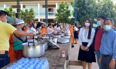 "ผู้ใหญ่หมี แม่สอด" เลี้ยงอาหาร  นักเรียน โรงเรียนธรรมวัตรวิทยา บ้างค้างภิบาล
