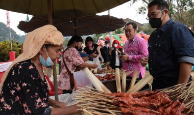 ​“ทวี สอดส่อง”เยือน ”ถ้ำทะลุ” กราบศาลเจ้าแม่ฮุดโจ้ว หนุนพัฒนาท่องเที่ยว