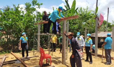 นอภ.โพธิ์ศรีสุวรรณขยัยนำจิตอาสาพระราชทาน สร้างซ่อมแซมบ้านให้กับครัวเรือนยากจน