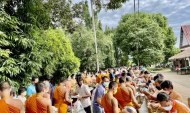 นอภ.ขุนหาญนำประชาชนทำบุญตักบาตร ถวายเป็นพระราชกุศล เนื่องในโอกาสมหามงคล