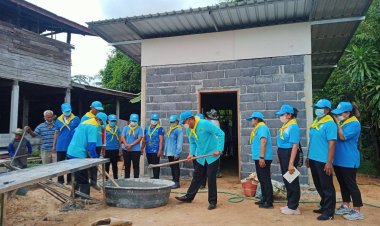 นายอำเภอโพธิ์ศรีสุวรรณ นำจิตอาสา สร้างซ่อมแซมบ้านให้กับครอบครัวบ้านให้กับครัวเรือนยากจน