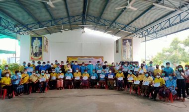 นายอำเภอโพธิ์ศรีสุวรรณ ประธานในพิธีมอบประกาศนียบัตรแก่นักเรียนโรงเรียนผู้สูงอายุของเทศบาลตำบลผือใหญ่