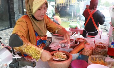 พลิกชีวิต ปังสุดๆ ยำข้าวทอดแหนมคลุก ชัยภูมิมุสลิมอีสานแท้ นราธิวาส
