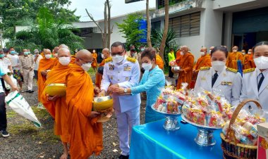 อำเภอโพธิ์ศรีสุวรรณ  ทำบุญตักบาตร​ (ข้าวสารอาหารแห้ง) ถวายพระราชกุศล
