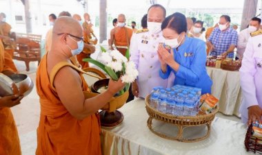 พสกนิกรชาวอำเภอขุนหาญ ร่วมพิธีทำบุญตักบาตร และพิธีแสดงธรรมเทศนาบทพระธรรมเทศนาเฉลิมพระธรรมบารมี