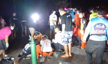 สลด!โคราชฝนตกถนนลื่นกระบะเสียหลักชนต้นไม้ข้างทาง สาหัส 2 ราย