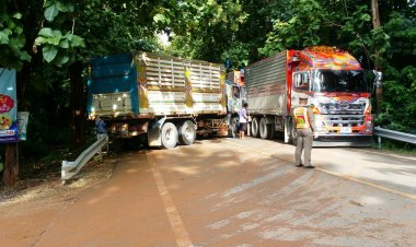 ชาวบ้านวิ่งหนีตาย...!?!หลังรถกระบะ ตัดหน้า รถพ่วงเบรคกระทันหัน ฝนตกถนนลื่นเสียหลัก หมุนคว้าง