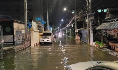 น้ำทะเลหนุนสูงประตูระบายน้ำพังชาวบางปูรับกรรมน้ำทะลักเข้าท่วมบ้านกว่า 10 หลัง