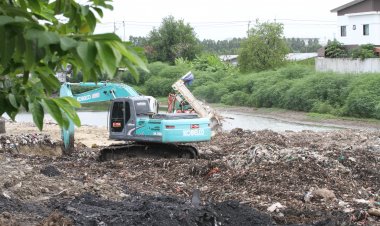 ชาวบ้านสุดทน! เจ้าของที่นำขยะมาถมที่ส่งกลิ่นเหม็นจนทั่วบริเวณ