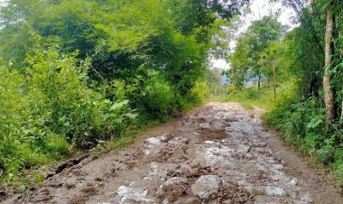   ฝนถล่มอุ้มผาง ทำถนนเป็นทะเลโคลน  นายอำเภอ  บริจาคกระสอบทราย ซ่อมถนนพัง