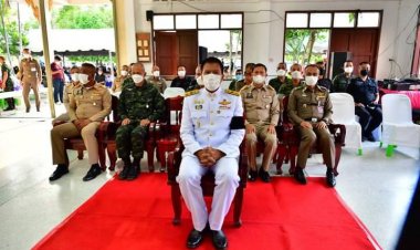 รองแม่ทัพภาคที่ 4 รดน้ำศพกำลังพลที่เสียชีวิตจากเหตุระเบิดซ้ำในสวนยาง