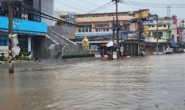 ฝนตกหนักน้ำท่วมถนนและบ้านเรือนย่านชุมชนเทศบาลเมืองพิจิตร