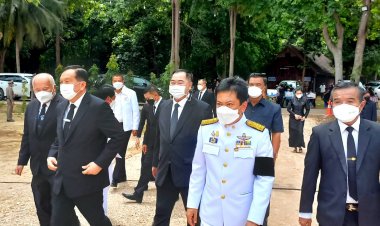 "บิ๊กน้อย-นายกเคี้ยง" เดินทางร่วมงานพระราชทานเพลิงศพ ภรรยาอดีต รมว.เกษตรและสหกรณ์