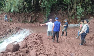 เร่งช่วยเหลือหมู่บ้านห้วยโทน ถนนถูกตัดขาดเนื่องจากน้ำป่ากัดเซาะ