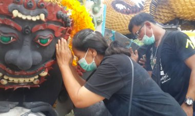 ชาวท่าซุงเมืองอุทัยธานีแห่กราบไหว้ราหูที่วัดยางเพื่อศิริมงคลชีวิต