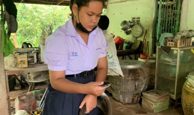 อึ้ง!! นักเรียนหญิง วัย 17 ปี “จิตอาสา” ม.5   จับงูมือเปล่า