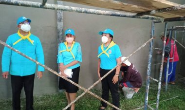 นายอำเภอโพธิ์ศรีสุวรรณ นำจิตอาสาพระราชทาน ไปซ่อมสร้างบ้านคนยากไร้