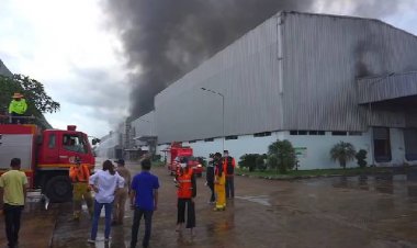 หนีตายวุ่น!ไฟไหม้โรงงานทำขนมเมืองปราจีนบุรีเนื่องจากเป็นสารเคมี