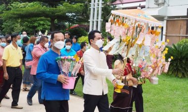 อำเภอเมืองจันทร์ จัดพิธีทอดผ้าป่าแก้จนคนเมืองจันทร์ รายได้ซ่อมแซมบ้านผู้ยากไร้