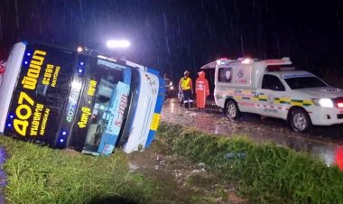 หวิดดับยกคัน!รถทัวร์ฝ่าสายฝนไถลเสียหลักลงข้างทางผู้โดยสารบาดเจ็บเล็กน้อย