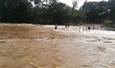 ขุนหาญอ่วม!น้ำป่าชายแดนไหลบ่าท่วมสะพาน บ้านห้วยจันทร์-บ้านติ๊กต๊อกตัดขาดโลกภายนอก