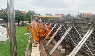 พระสงฆ์สนธิกำลังทหาร ช่วยกันยกตั้งแนวเขื่อนป้องกันน้ำท่วม หน้าวัดกษัตราธิราชวรวิหาร