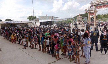 สะท้อนศก.ทรุดทิ้งกระจาดปราจีนฯคนจนกว่า 3 พันต่อแถวรอรับแจกข้าวสารอาหารแห้ง