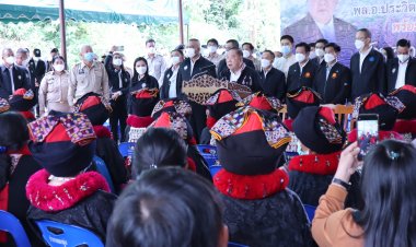 "บิ๊กป้อม"ขึ้นเหนือซับน้ำตาชาวน่านเหยื่อ"มู่หลาน"สั่งเร่งฟื้นฟู ทำแผนรับมืออุทกภัยให้ชัดเจน