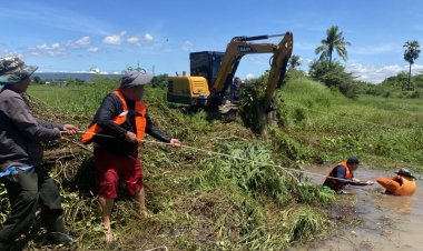 นายกฯอ้วนนาฝายนำชาวบ้านลุยลำห้วยเก็บเศษวัชพืชผักตบชวาเปิดทางรอรับน้ำหลาก