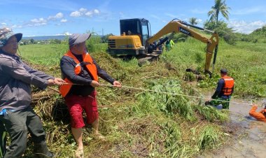 นายกฯอ้วนนาฝายนำชาวบ้านลุยลำห้วยเก็บเศษวัชพืชผักตบชวาเปิดทางรอรับน้ำหลาก