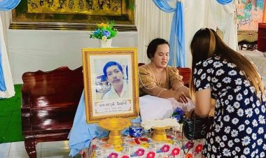 เศร้า!ญาติผูกข้อมือสาวต่อหน้าโลงศพเจ้าบ่าวเหตุเรือยาวชนสปีดโบ๊ตชนดับ